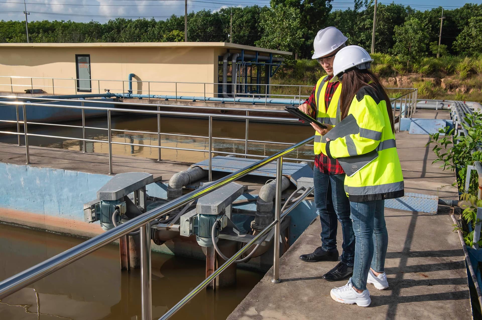 Techniciens intervenant sur une station de traitement des eaux
