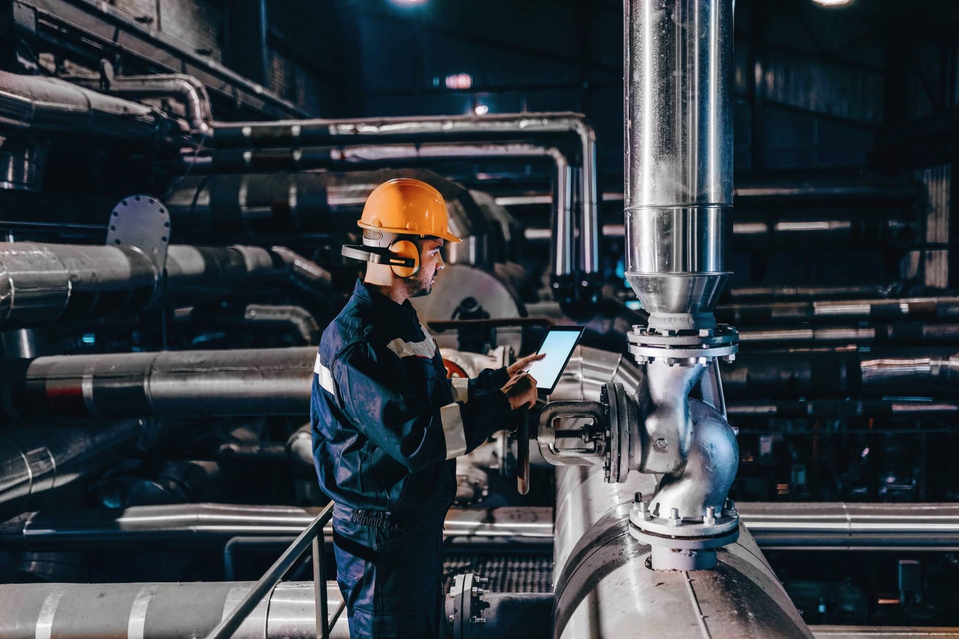 Technicien utilisant une tablette dans un environnement industriel