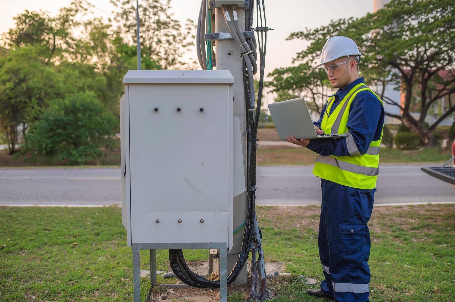 Technicien intervenant sur un système industriel