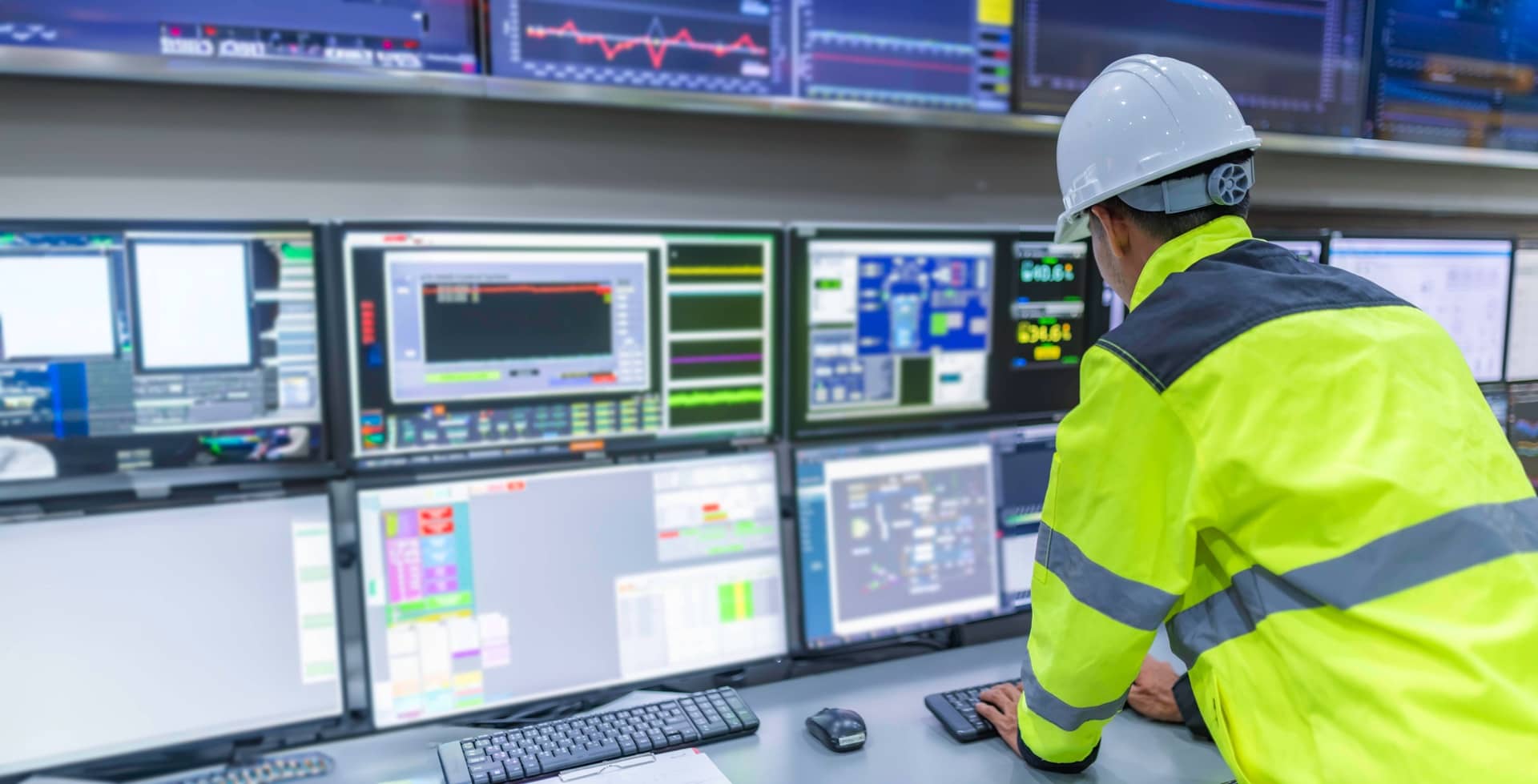 Technicien utilisant une solution de pilotage et de supervision dans un environnement industriel
