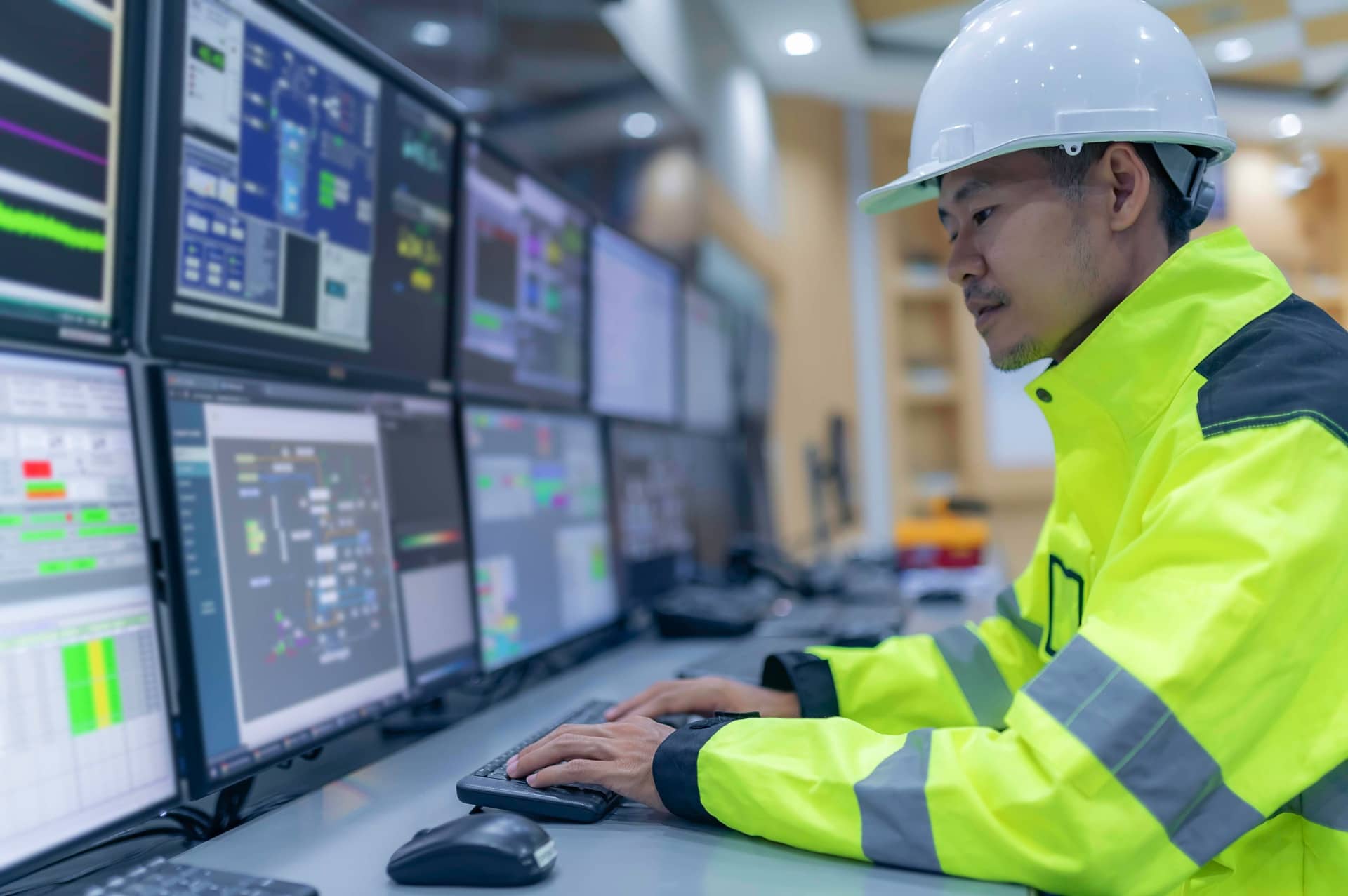 Technicien utilisant une solution de pilotage et de supervision dans un environnement industriel