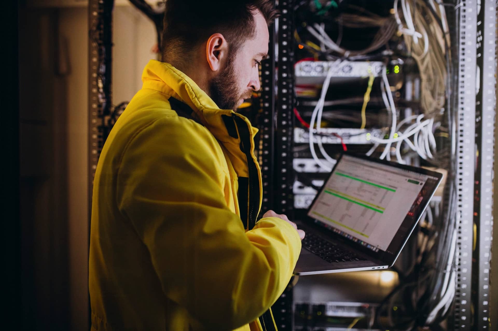 Technicien intervenant en milieu industriel