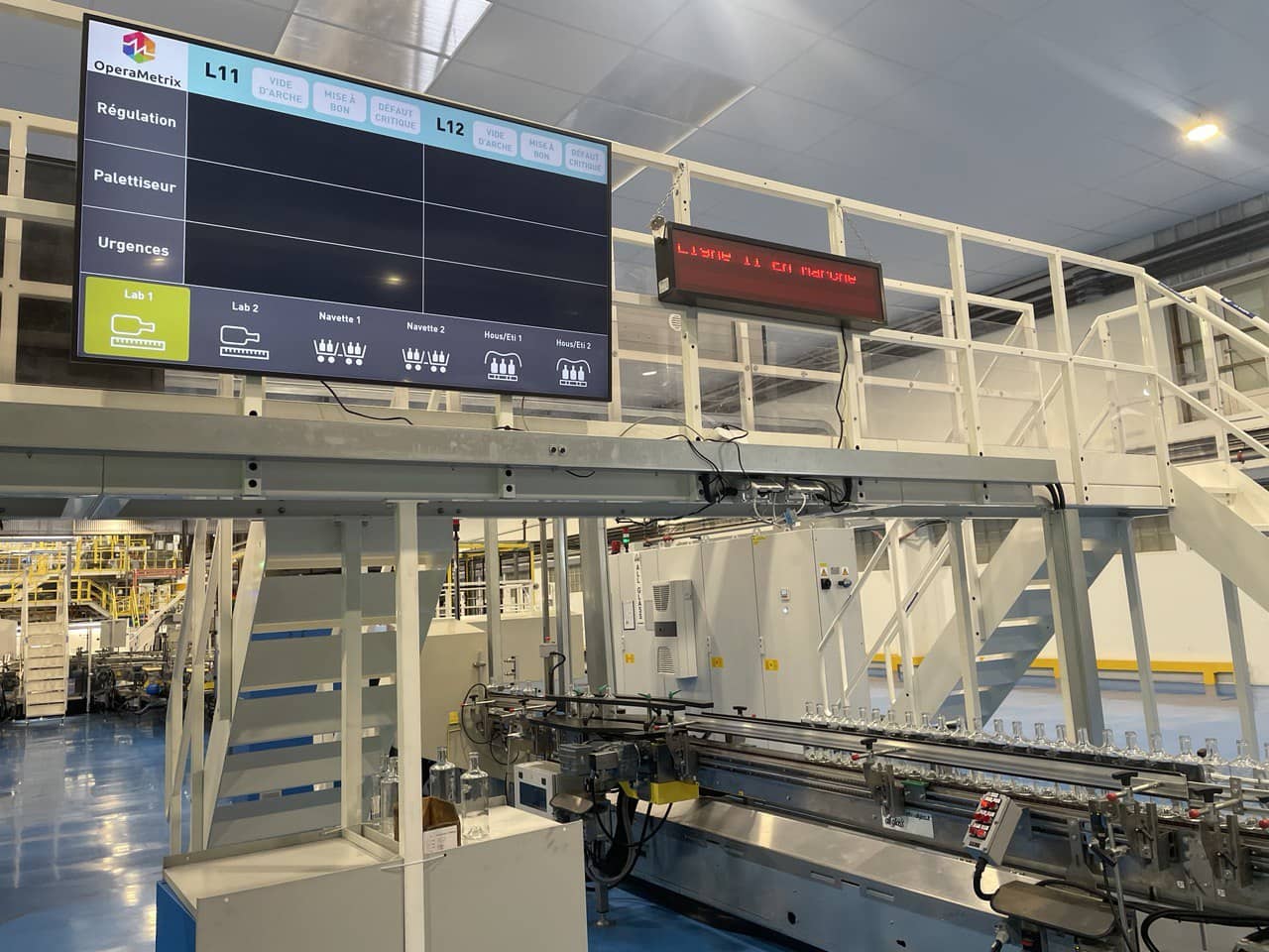 Écran d'affichage dynamique usine dans un environnement de production de bouteilles dans l'industrie verrière