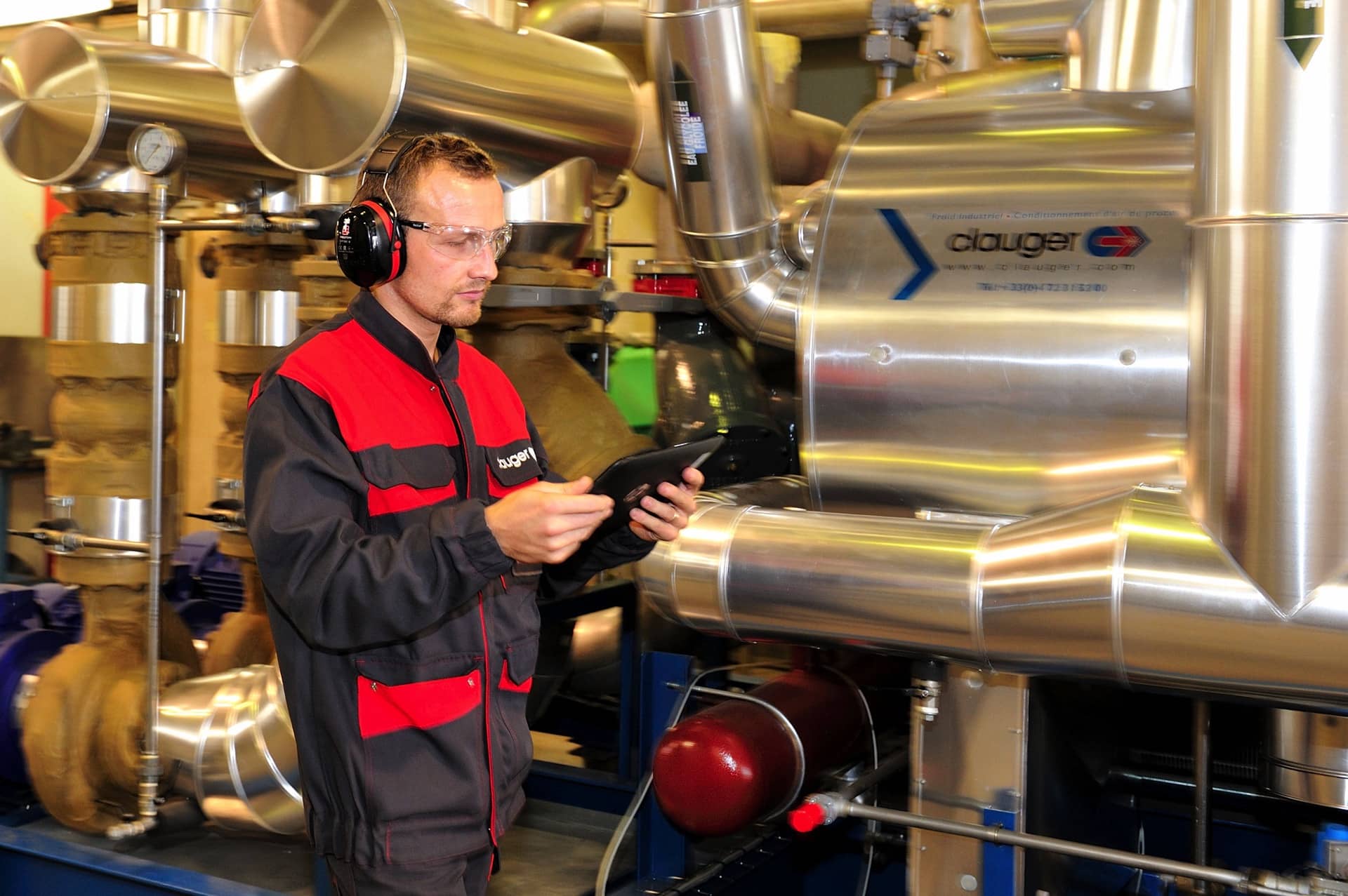 Technicien intervenant sur un système industriel