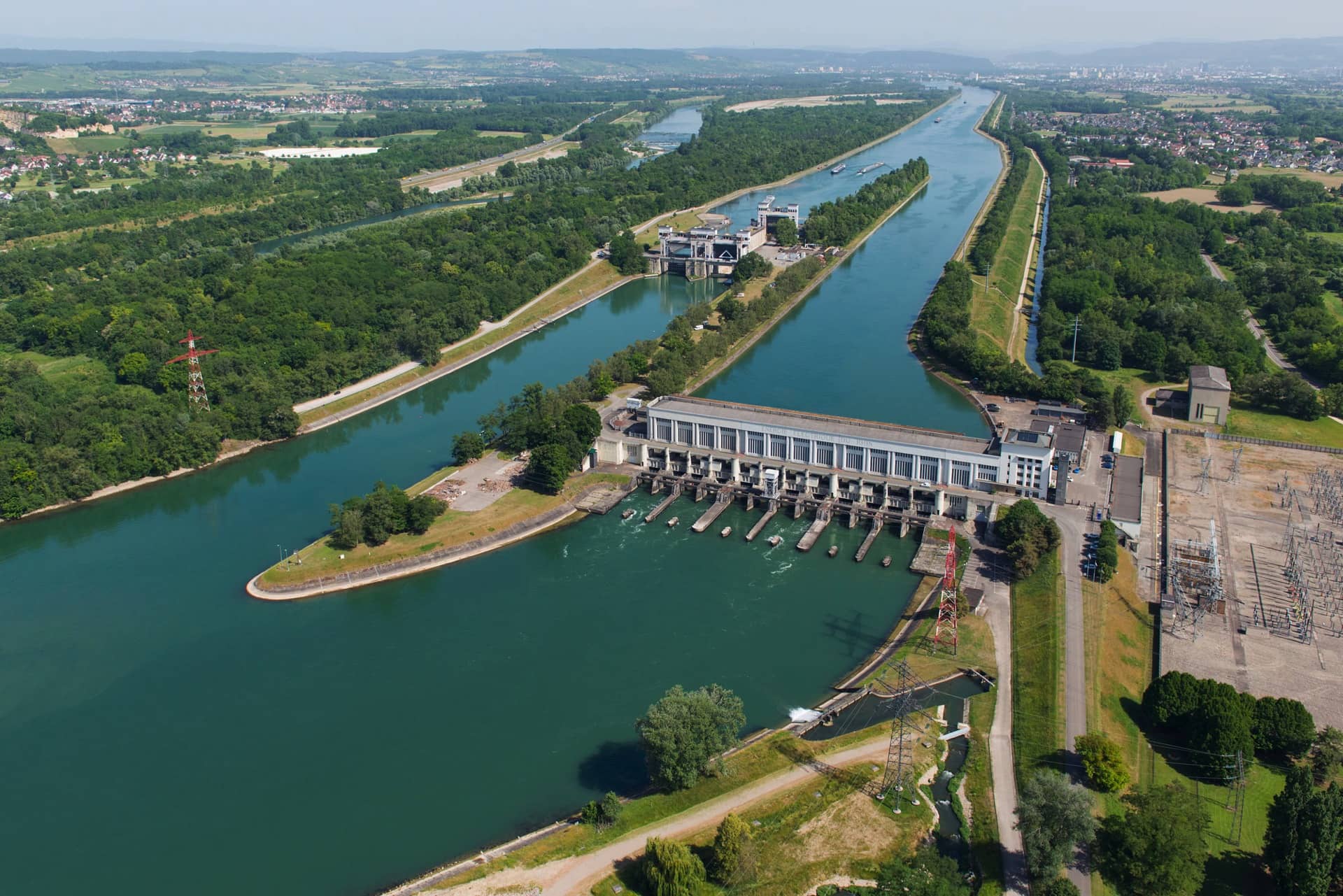 Vue aérienne d'une centrale hydroélectrique