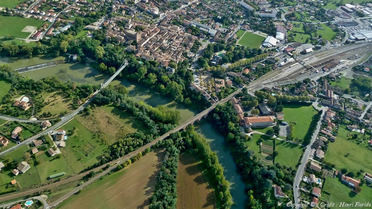 Vue aérienne de la ville de Saint-Sulpice-la-Pointe